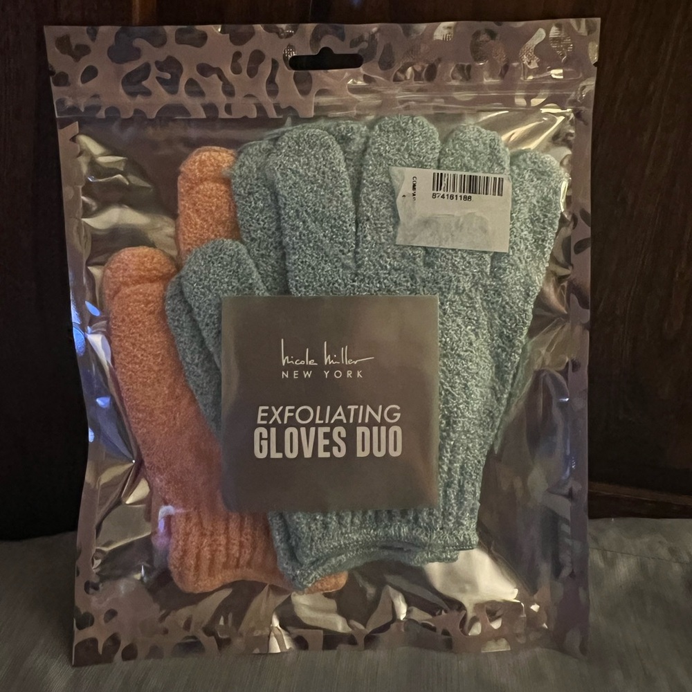 Nicole Miller New York Exfoliating Gloves Duo, new in sealed package